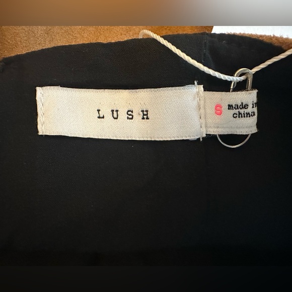 NWT Lush scalloped faux suede mini skirt - Size Small - Picture 4 of 8